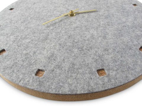 Veggur i filt og kork 30 cm | lys grå - gull | Design: Esbjerg