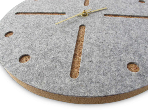 Veggklokke i filt og kork 30 cm | lys grå - gull | Design: Odense