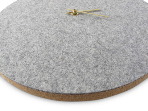 Veggklokke i filt og kork 30 cm | lys grå - gull | Design: Aalborg