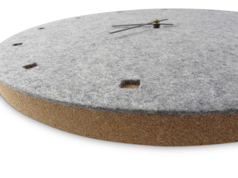 Veggklokke i filt og kork 30 cm | lys grå - svart | Design: Esbjerg
