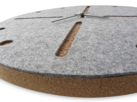 Veggklokke i filt og kork 30 cm | lys grå - svart | Design: Odense