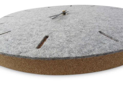 Veggklokke i filt og kork 30 cm | lys grå - svart | Design: København