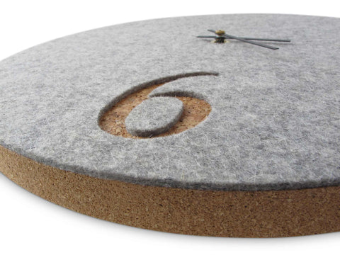 Veggklokke i filt og kork 30 cm | lys grå - svart | Design: Aarhus