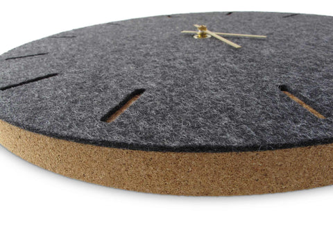 Veggklokke i filt og kork 30 cm | antrasitt - gull | Design: København