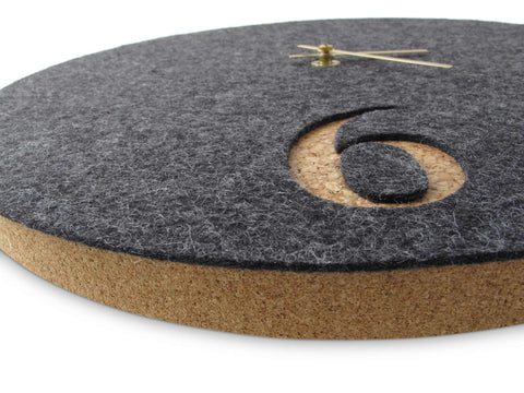 Veggklokke i filt og kork 30 cm | antrasitt - gull | Design: Aarhus
