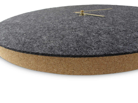 Veggklokke i filt og kork 30 cm | antrasitt - gull | Design: Aalborg