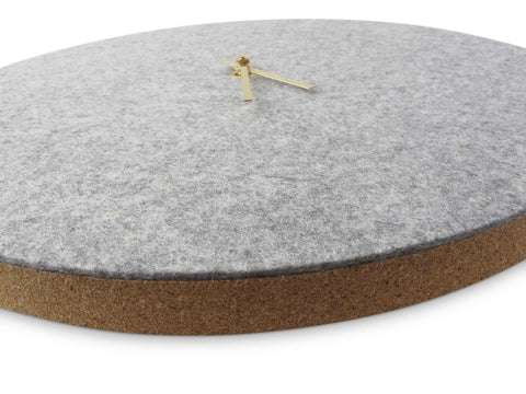 Veggklokke i filt og kork 30 cm | lys grå - gull | Design: Aalborg