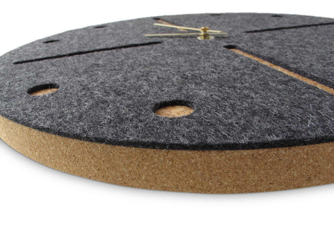 Veggklokke i filt og kork 30 cm | antrasitt - gull | Design: Odense