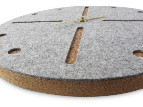 Veggklokke i filt og kork 30 cm | lys grå - gull | Design: Odense