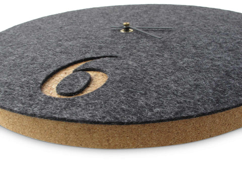 Veggklokke i filt og kork 30 cm | antrasitt - svart | Design: Aarhus