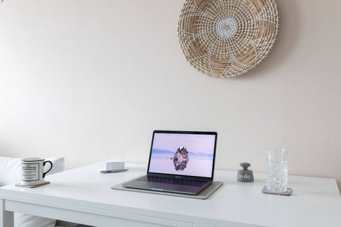 Underlag for MacBooks laget av filt og kork | 26x38 cm | lys grå