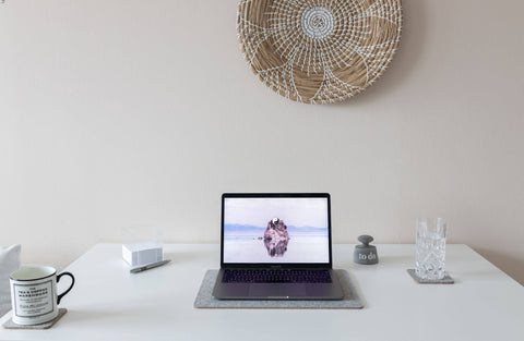 Underlag for MacBooks laget av filt og kork | 26x38 cm | lys grå