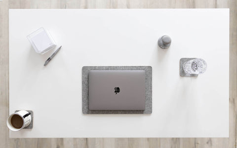 Underlag for MacBooks laget av filt og kork | 26x38 cm | lys grå