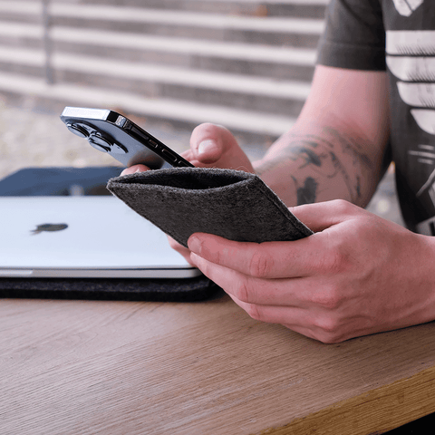 Mobiltelefondeksel til OnePlus Nord | laget av filt og økologisk bomull | antrasitt - spor | Modell "LET"