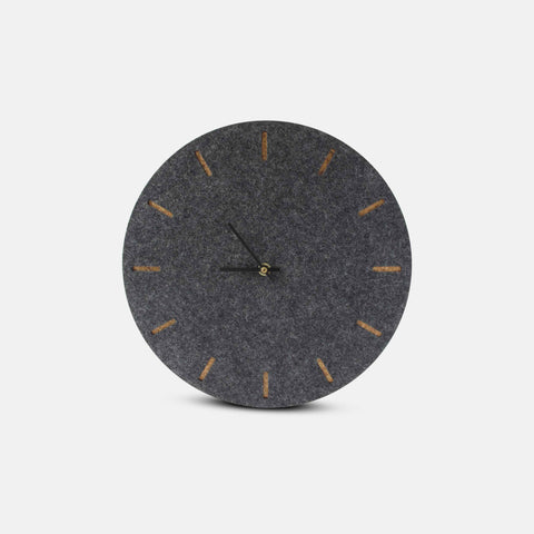 Veggklokke i filt og kork 30 cm | antrasitt - svart | Design: København