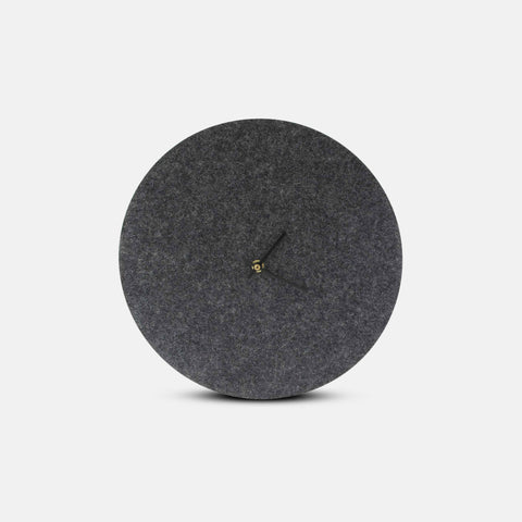 Veggklokke i filt og kork 30 cm | antrasitt - svart | Design: Aalborg