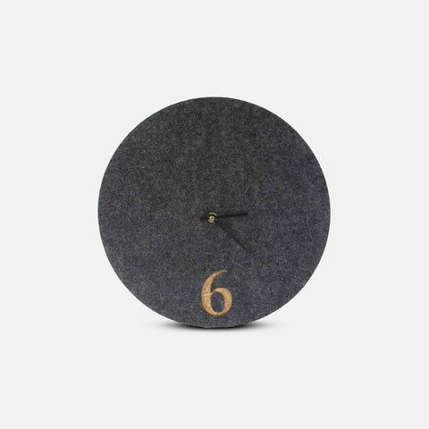 Veggklokke i filt og kork 30 cm | antrasitt - svart | Design: Aarhus