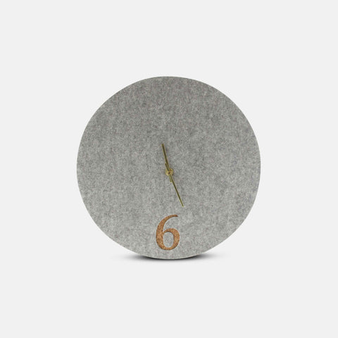 Veggklokke i filt og kork 30 cm | lys grå - gull | Design: Aarhus
