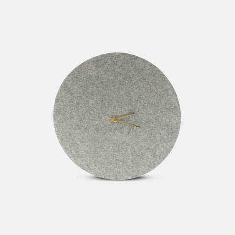 Veggklokke i filt og kork 30 cm | lys grå - gull | Design: Aalborg