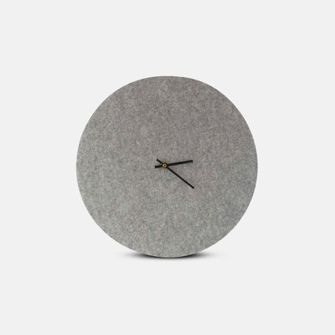 Veggklokke i filt og kork 30 cm | lys grå - svart | Design: Aalborg