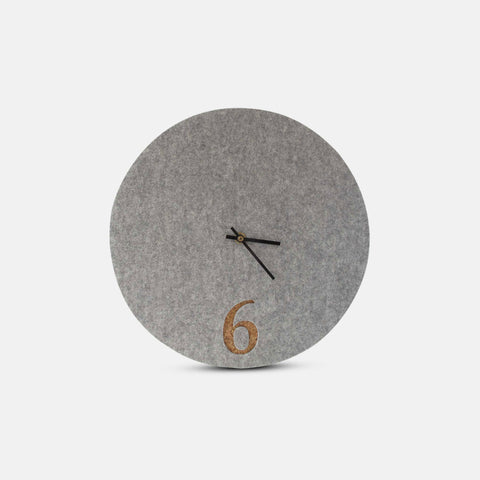 Veggklokke i filt og kork 30 cm | lys grå - svart | Design: Aarhus
