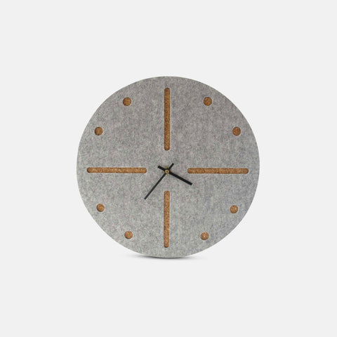 Veggklokke i filt og kork 30 cm | lys grå - svart | Design: Odense