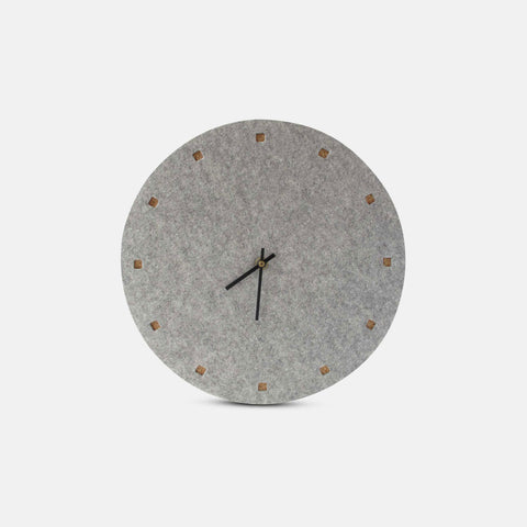 Veggklokke i filt og kork 30 cm | lys grå - svart | Design: Esbjerg