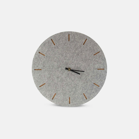 Veggklokke i filt og kork 30 cm | lys grå - svart | Design: København