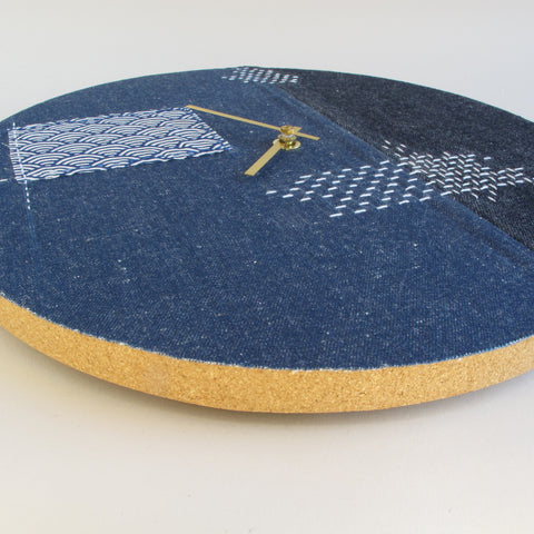 Veggklokke Wabi Sabi Denim rund 30 cm | Denim - gull | Design: Fukuoka