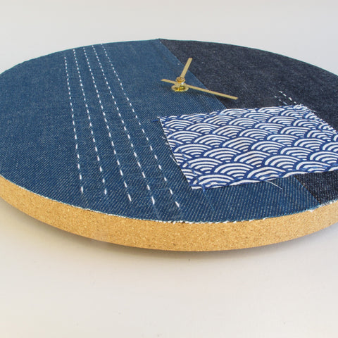Veggklokke Wabi Sabi Denim rund 30 cm | Denim - gull | Design: Nagoya