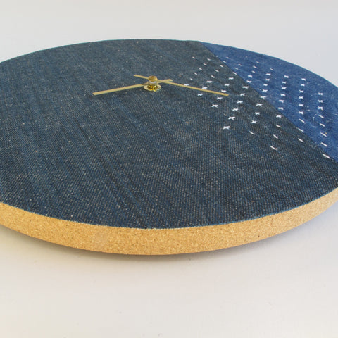 Veggklokke Wabi Sabi Denim rund 30 cm | Denim - gull | Design: Sapporo