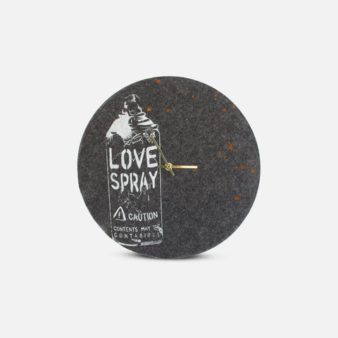 Veggklokke i filt og kork 30 cm | Design "Love" av Anja Streese