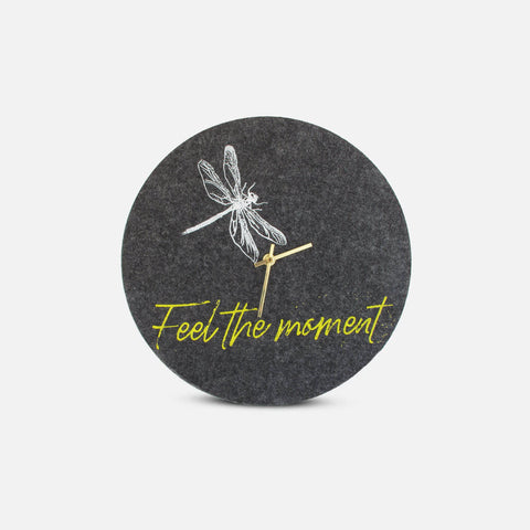 Veggklokke i filt og kork 30 cm | Design "Moment" av Anja Streese