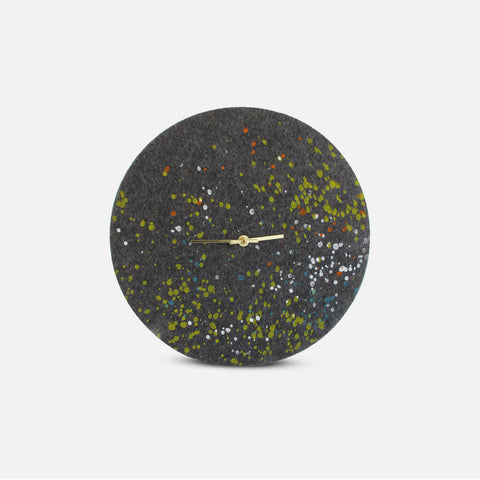 Veggklokke i filt og kork 30 cm | Design "Dots" av Anja Streese