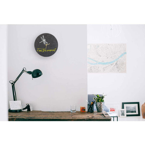 Veggklokke i filt og kork 30 cm | Design "Moment" av Anja Streese