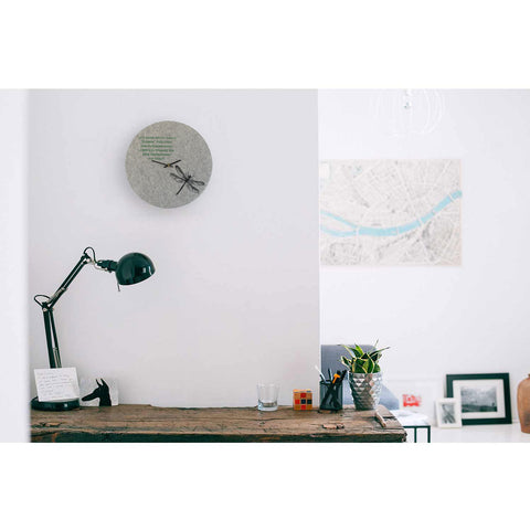 Veggklokke i filt og kork 30 cm | Design "Libelle" av Anja Streese