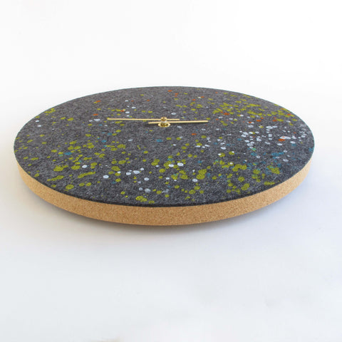 Veggklokke i filt og kork 30 cm | Design "Dots" av Anja Streese