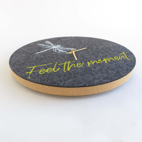 Veggklokke i filt og kork 30 cm | Design "Moment" av Anja Streese
