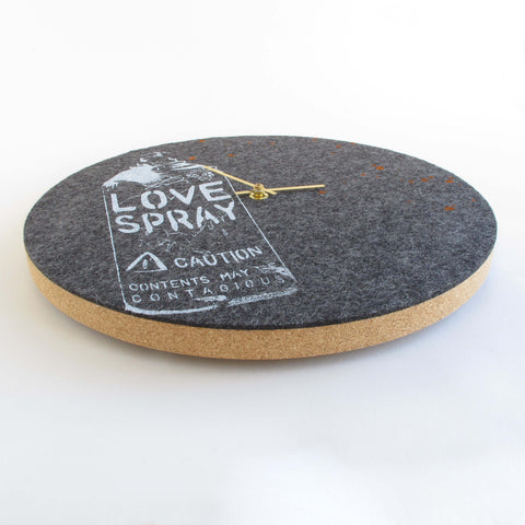 Veggklokke i filt og kork 30 cm | Design "Love" av Anja Streese
