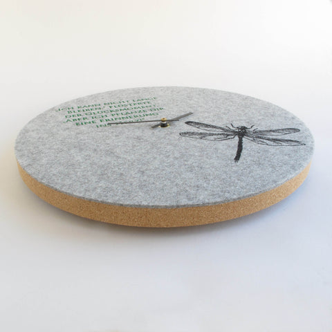 Veggklokke i filt og kork 30 cm | Design "Libelle" av Anja Streese