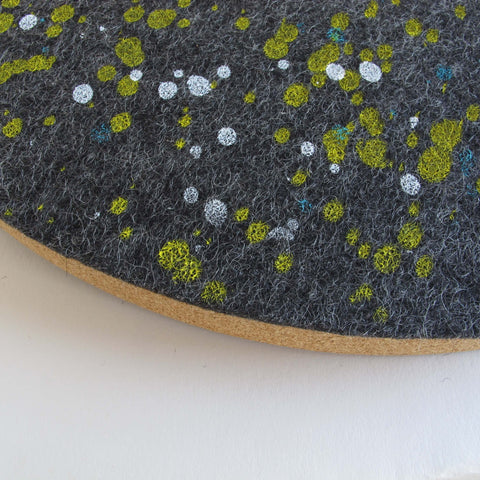 Veggklokke i filt og kork 30 cm | Design "Dots" av Anja Streese