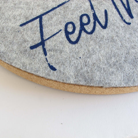Veggklokke i filt og kork 30 cm | Design "Heart" av Anja Streese