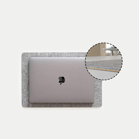 Underlag for MacBooks laget av filt og kork | 26x38 cm | lys grå