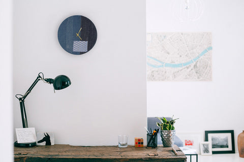 Veggklokke Wabi Sabi Denim rund 30 cm | Denim - gull | Design: Sapporo