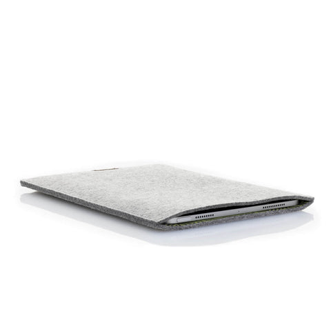 Deksel for iPad Pro 12,9" - 6. gen | laget av filt og økologisk bomull | lys grå - striper | Modell "LET"