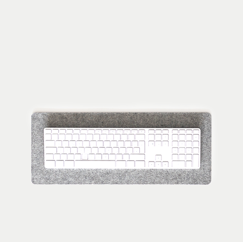 Skrivebordsunderlag av filt og kork | 20x50 cm | lys grå