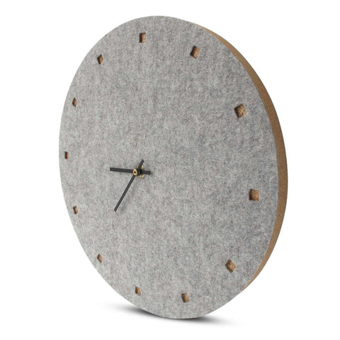 Veggklokke i filt og kork 30 cm | lys grå - svart | Design: Esbjerg