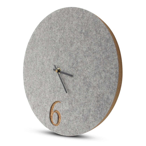 Veggklokke i filt og kork 30 cm | lys grå - svart | Design: Aarhus