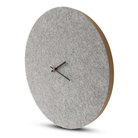 Veggklokke i filt og kork 30 cm | lys grå - svart | Design: Aalborg