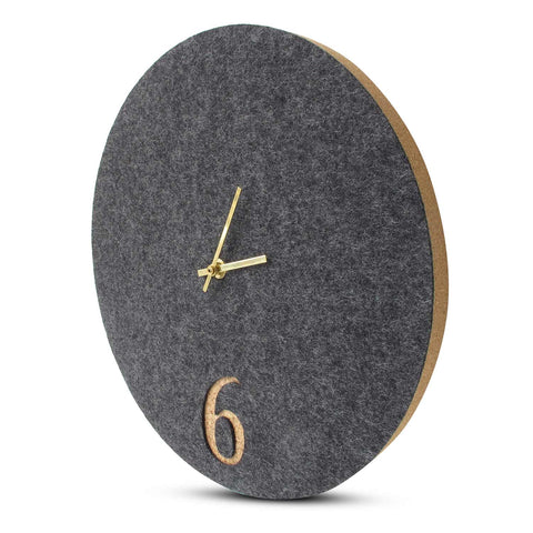 Veggklokke i filt og kork 30 cm | antrasitt - gull | Design: Aarhus